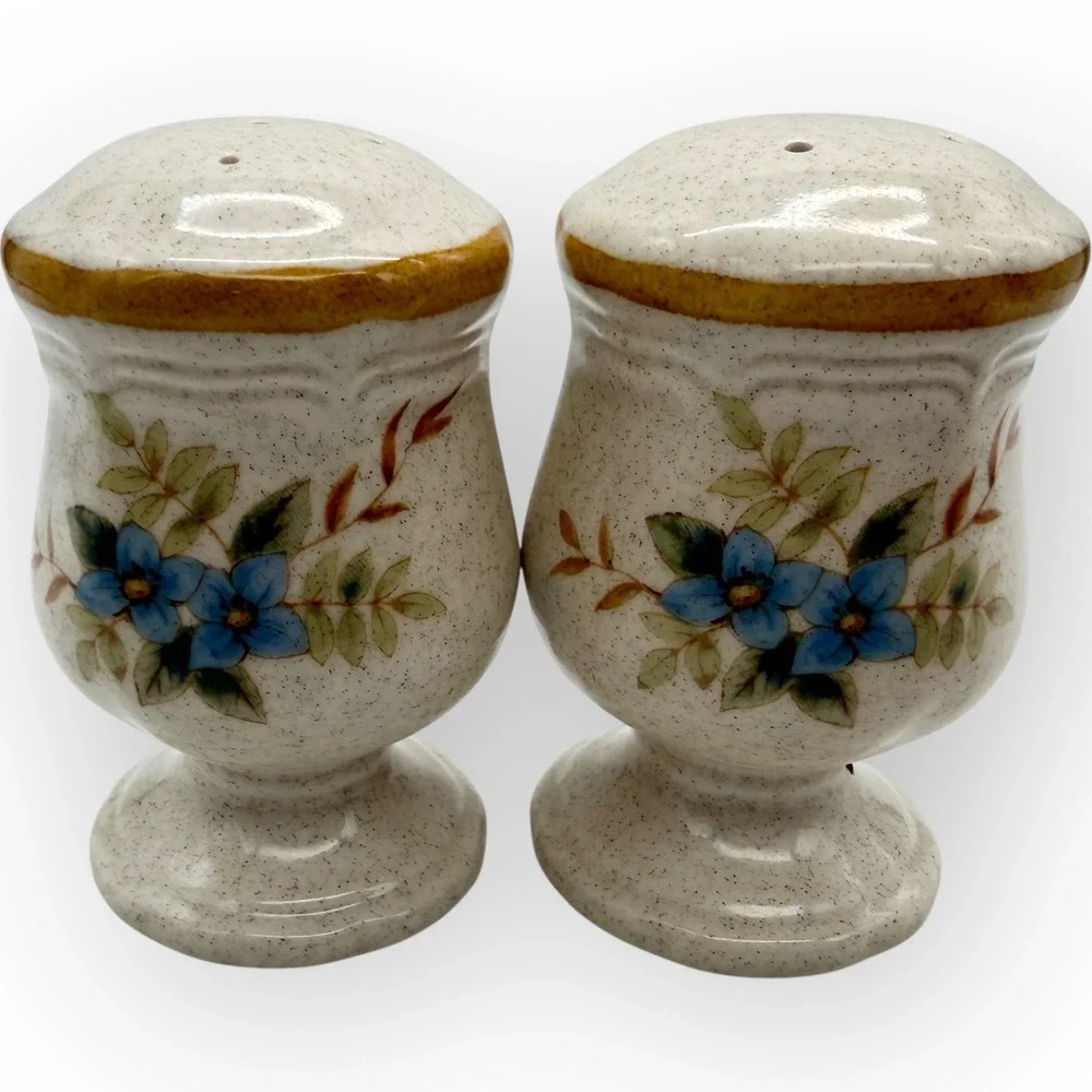 Vtg Japan‎ Blue Daisies Salt Pepper Shakers Speckled Footed gold rim